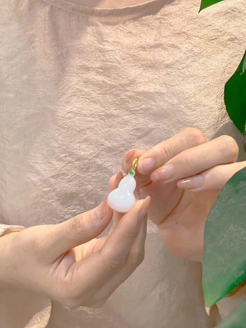 18k金镶嵌和田白玉葫芦吊坠