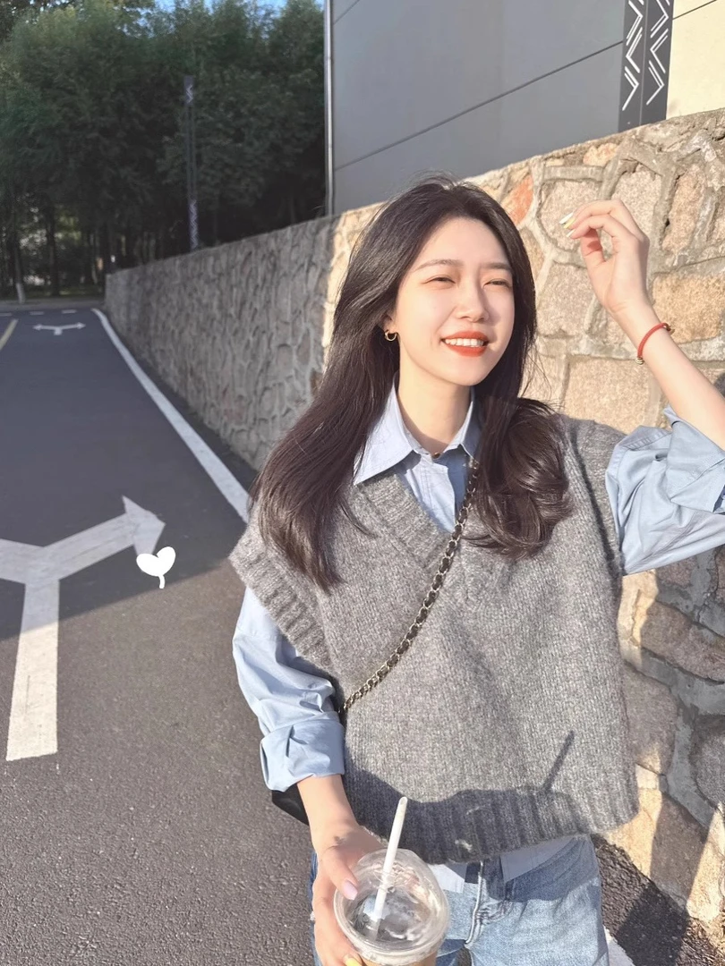 灰色v领针织马甲无袖背心女春秋新款茶系套装穿搭叠穿衬衫马夹