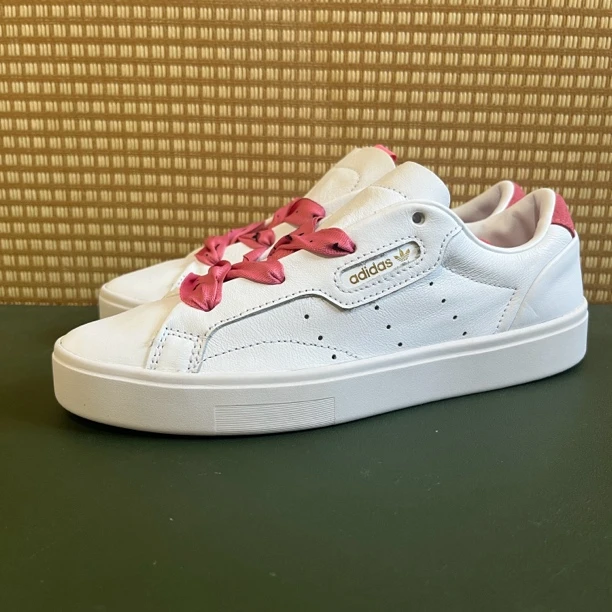 38码 adidas低帮板鞋白粉 市价799 无原盒 99新