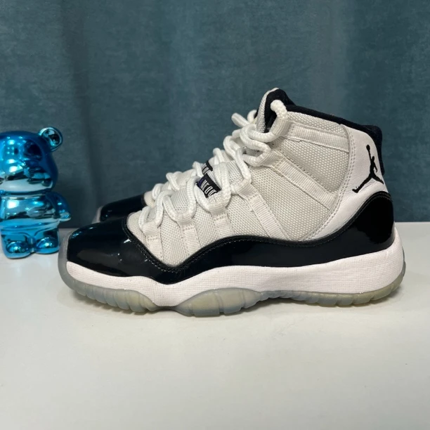 36码 AJ11康扣 二手无原盒 公价1469 篮球鞋黑白