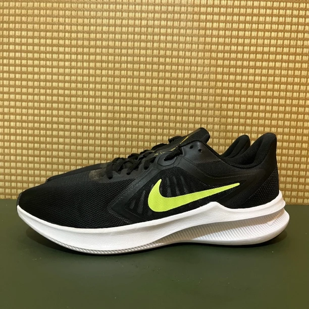 44码 内长280 Nike低帮跑步鞋黑绿 市价799 准新 无原盒
