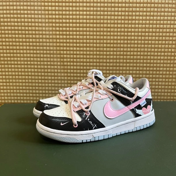 37.5码 Nike黑粉 市价1308 二手无原盒 95新