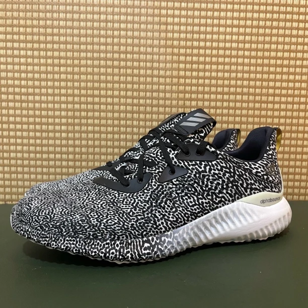 42 2/3码 内长265 adidas低帮跑鞋黑白 市价2399 准新有原盒