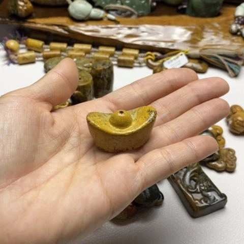 透闪石质玉挂件未镶嵌任*星