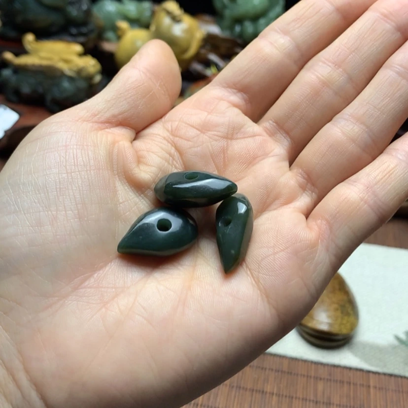 【闪购商品】透闪石质玉挂件未镶嵌草**子