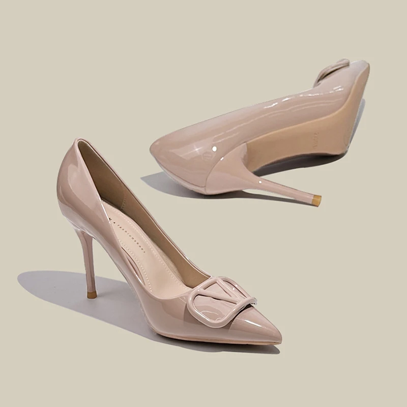 【7-9cm】裸色高跟鞋女2025年新款气质百搭V扣尖头细跟漆皮法式单鞋