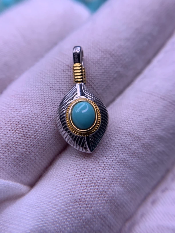 原矿绿松石羽毛卡子。尺寸5.5x6.4mm。