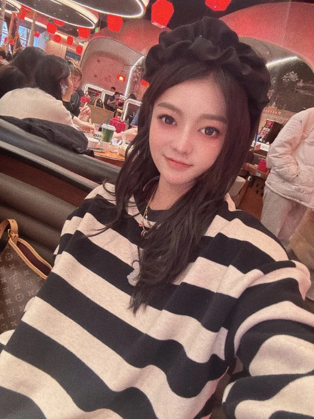 Az LongQuan LuLu卫衣  设计师新款百搭休闲上衣 zz11211