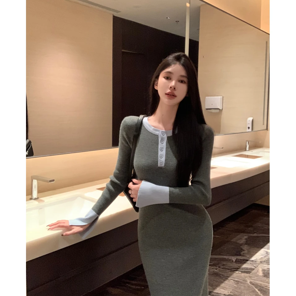 针织V领撞色袖底领子长厚款修身连衣裙