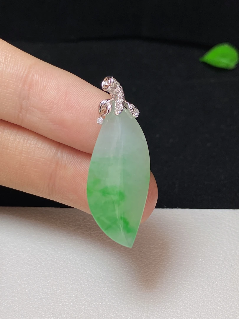 冰飘绿随行吊坠 18k白金镶嵌天然翡翠精美时尚气质日常通勤百搭