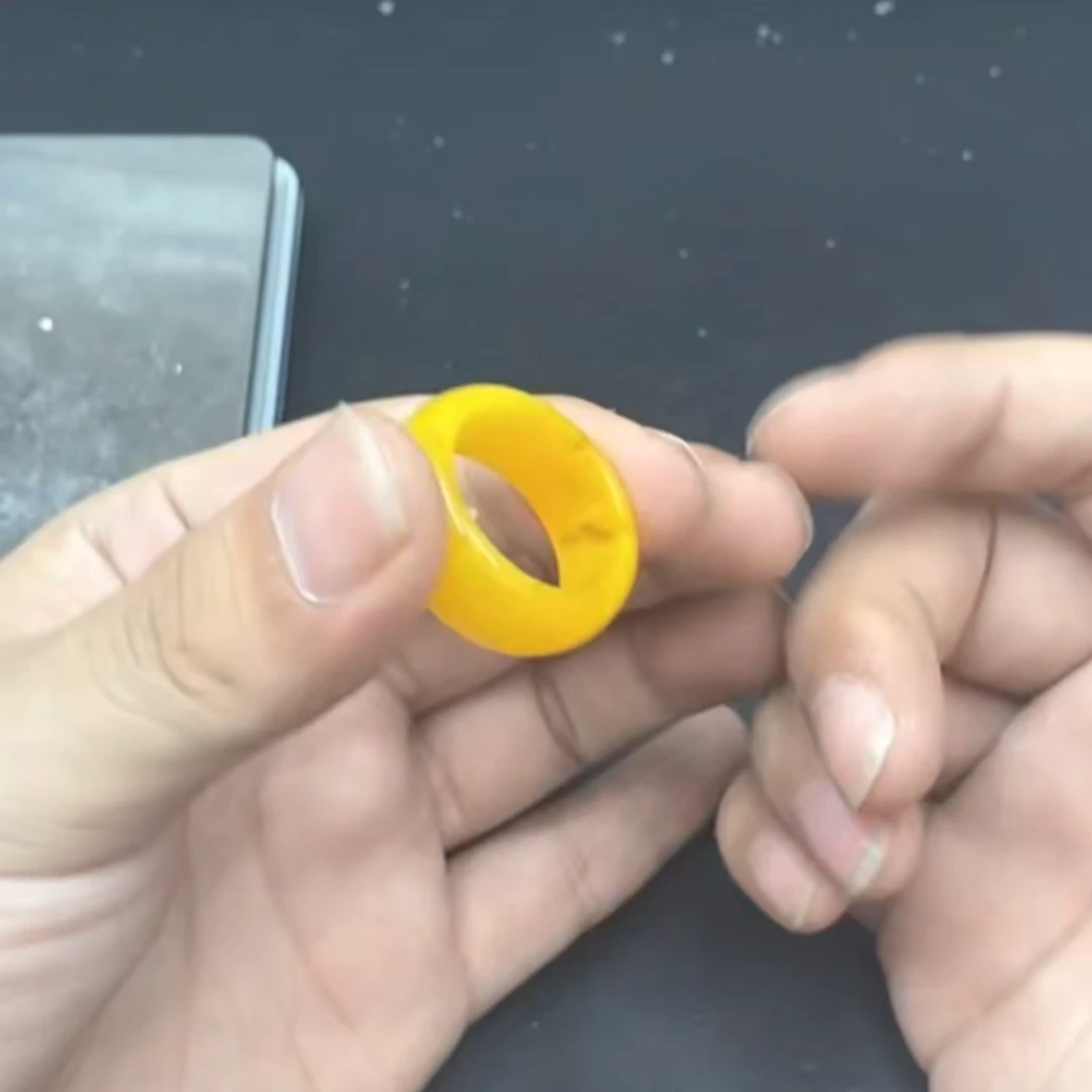 s25时尚鸡油黄戒指女士