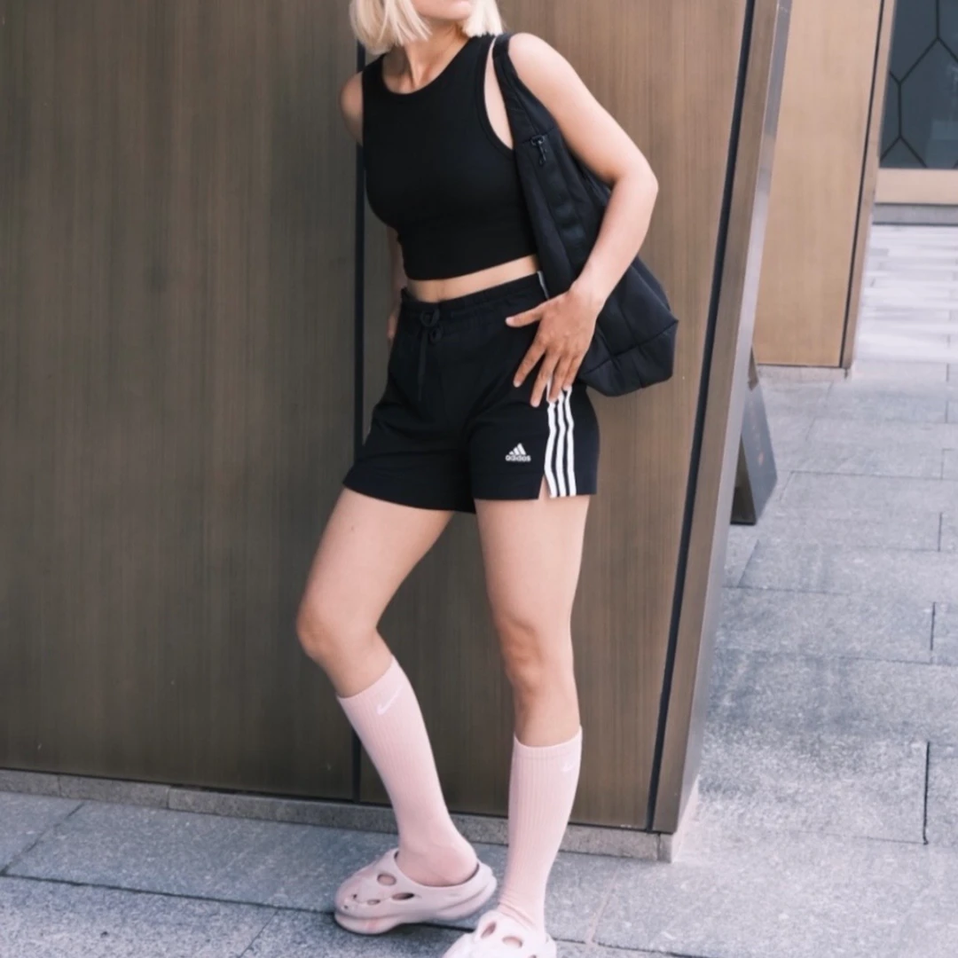 Adidas阿迪达斯ESSENTIALS SLIM SHORTS 修身运动休闲短裤 GM5523