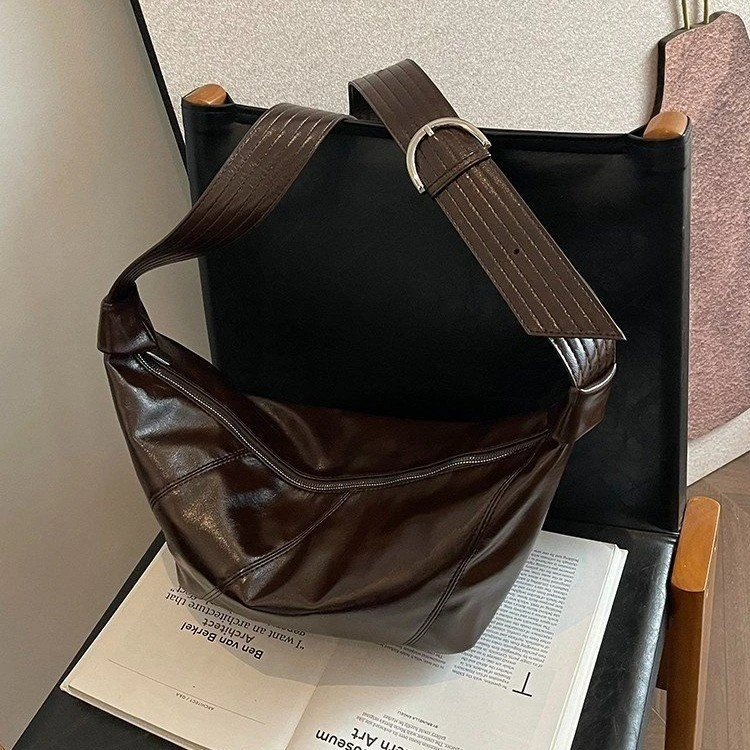 慵懒风软皮宽肩带饺子包2024秋新款复古单肩斜挎包女可颂包百搭潮