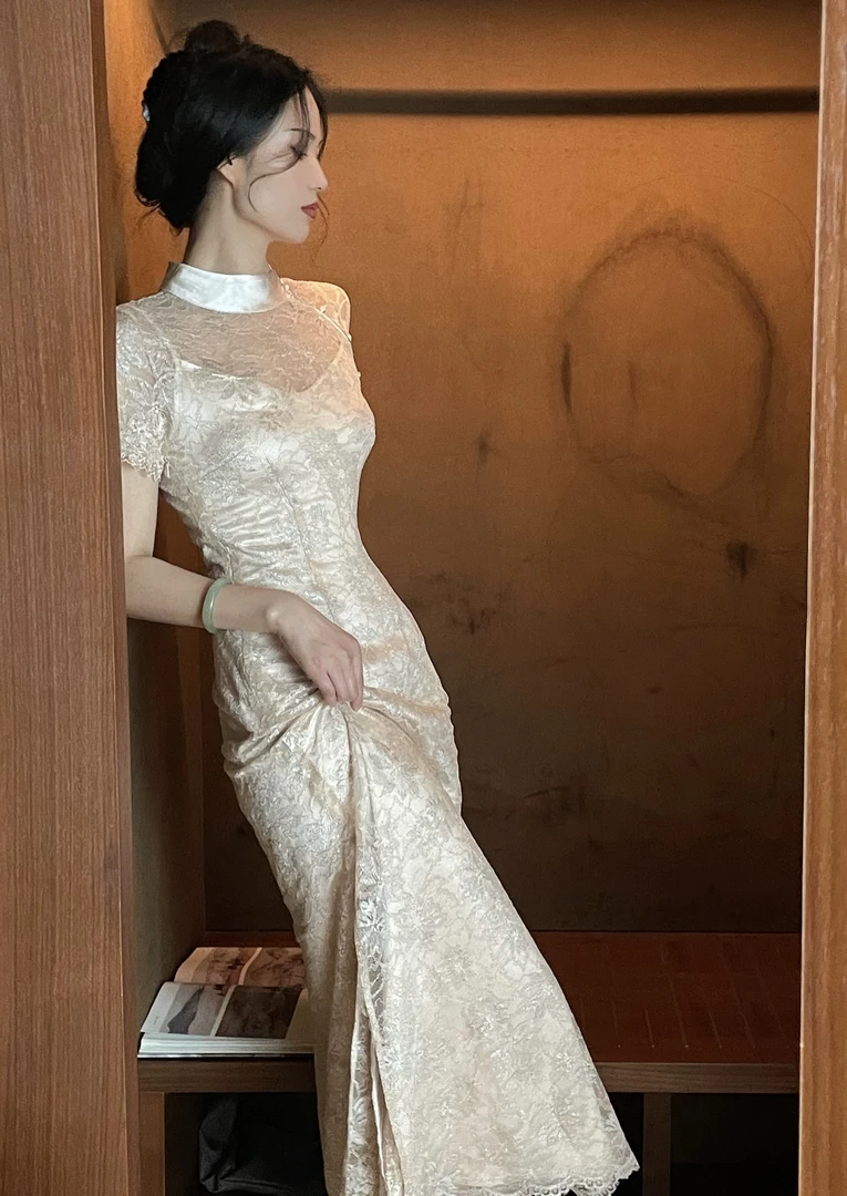 银线花卉蕾丝旗袍型罩衫及缎面内搭裙