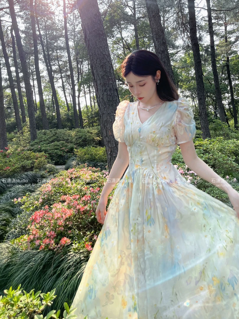 【石潇潇专属】温柔气质高级感收腰大摆V领连衣裙女【宝藏衣橱上新】