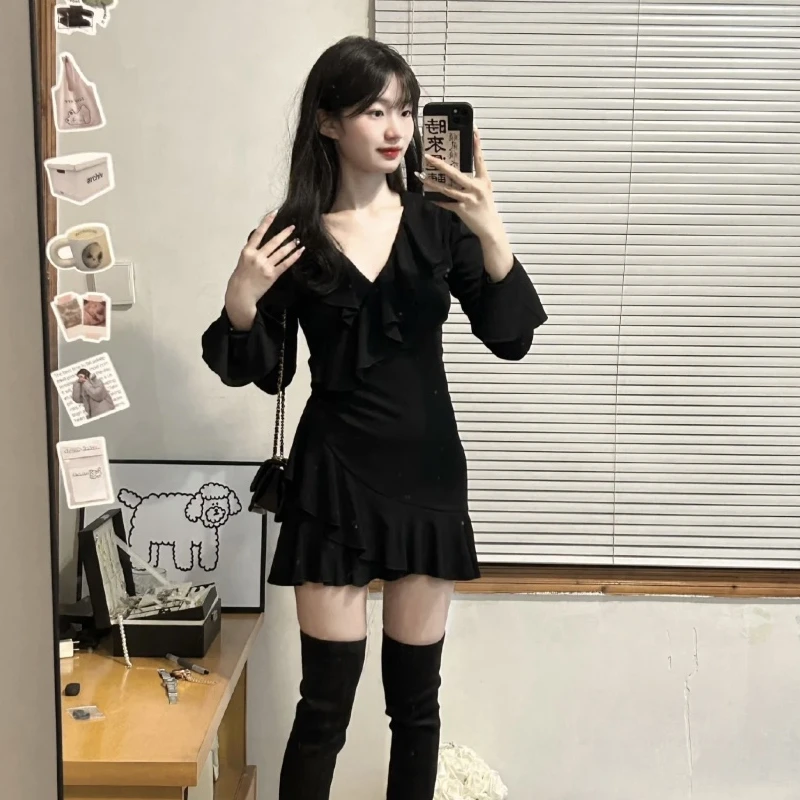 黑色V领针织连衣裙女2024春秋装荷叶边喇叭袖收腰纯欲辣妹小黑裙