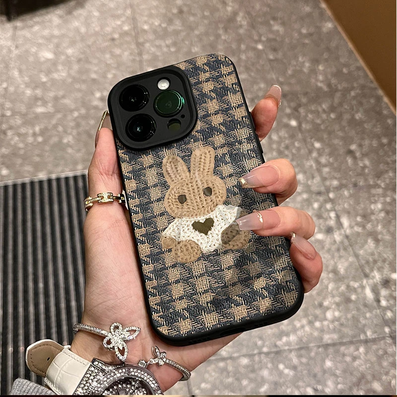 平面毛衣小兔适用iphone16/15苹果12褶皱手机壳14promax防摔13/11