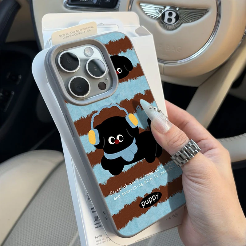 蓝棕条纹黑小狗适用苹果16/15手机壳iPhone14promax13荔枝纹12软
