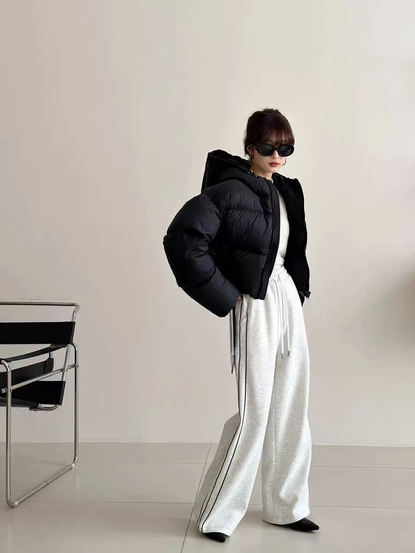 2024肯豆风短款连帽白鸭绒羽绒服女款冬季时尚简约黑色短款羽绒服