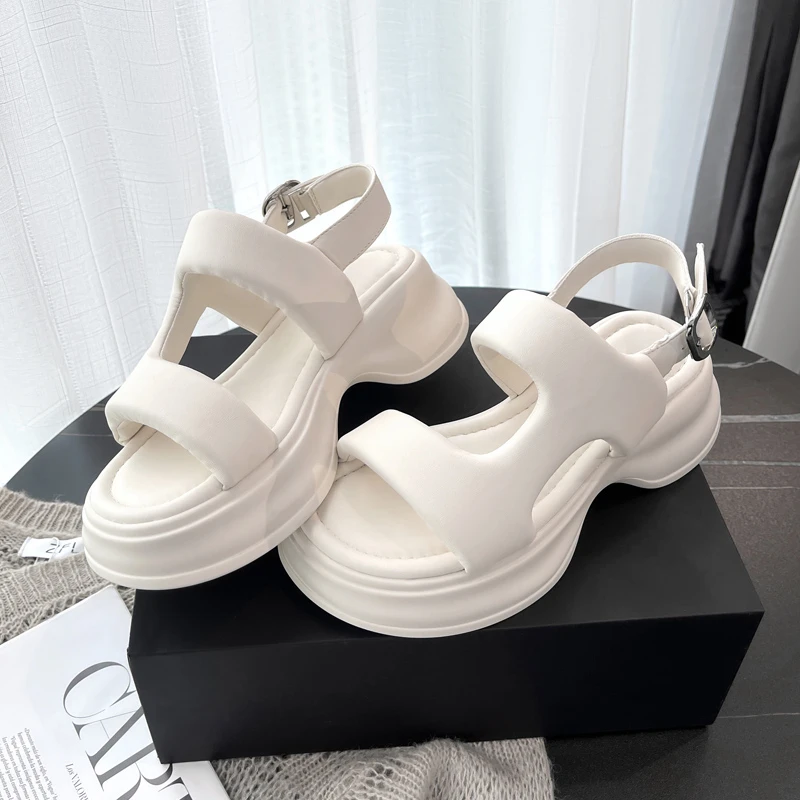 2024新款厚底面包凉鞋网红爆款金属扣百搭不累脚沙滩鞋