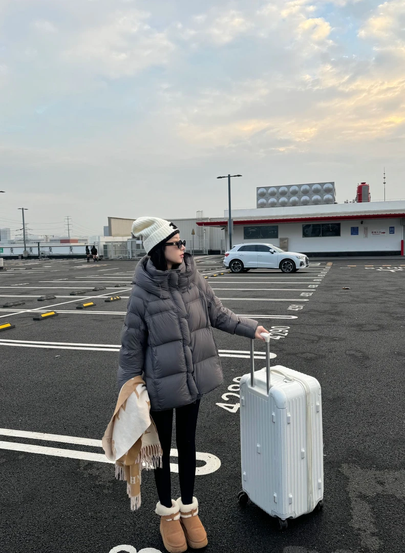 轻奢小众2024年新款90新国标鸭绒加厚超轻宽松连帽云朵泡芙羽绒服