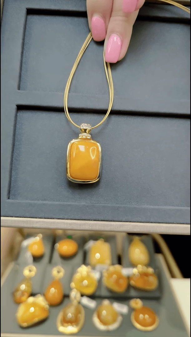 【闪购商品】蜜蜡颈饰银S925镀金镶嵌E473蜜蜡吊坠赠项圈