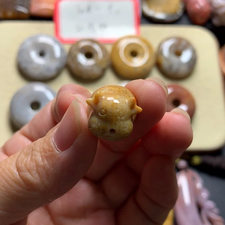 硅化珊瑚（珊瑚玉）颈饰未镶嵌久*