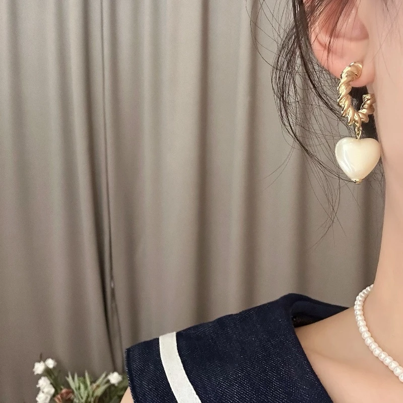 铜合金仿珍珠耳饰 【么么专属】麻花C圈爱心吊坠耳环 银针 轻奢气质