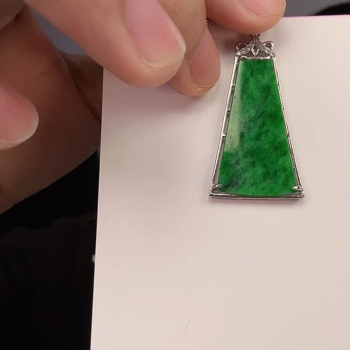 翡翠颈饰未镶嵌一件