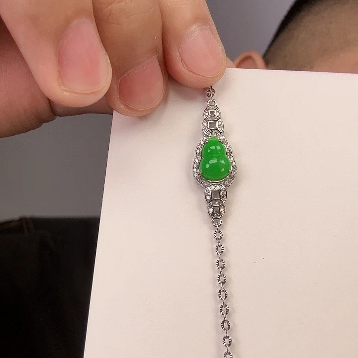 翡翠颈饰未镶嵌一件