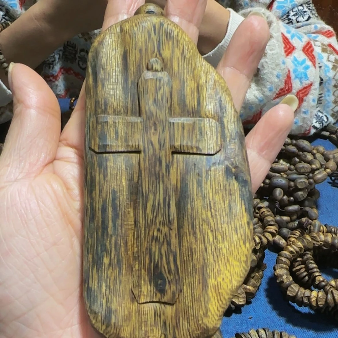 【闪购商品】沉香手把件余**负白奇乌身虫漏雕刻带绳子45克