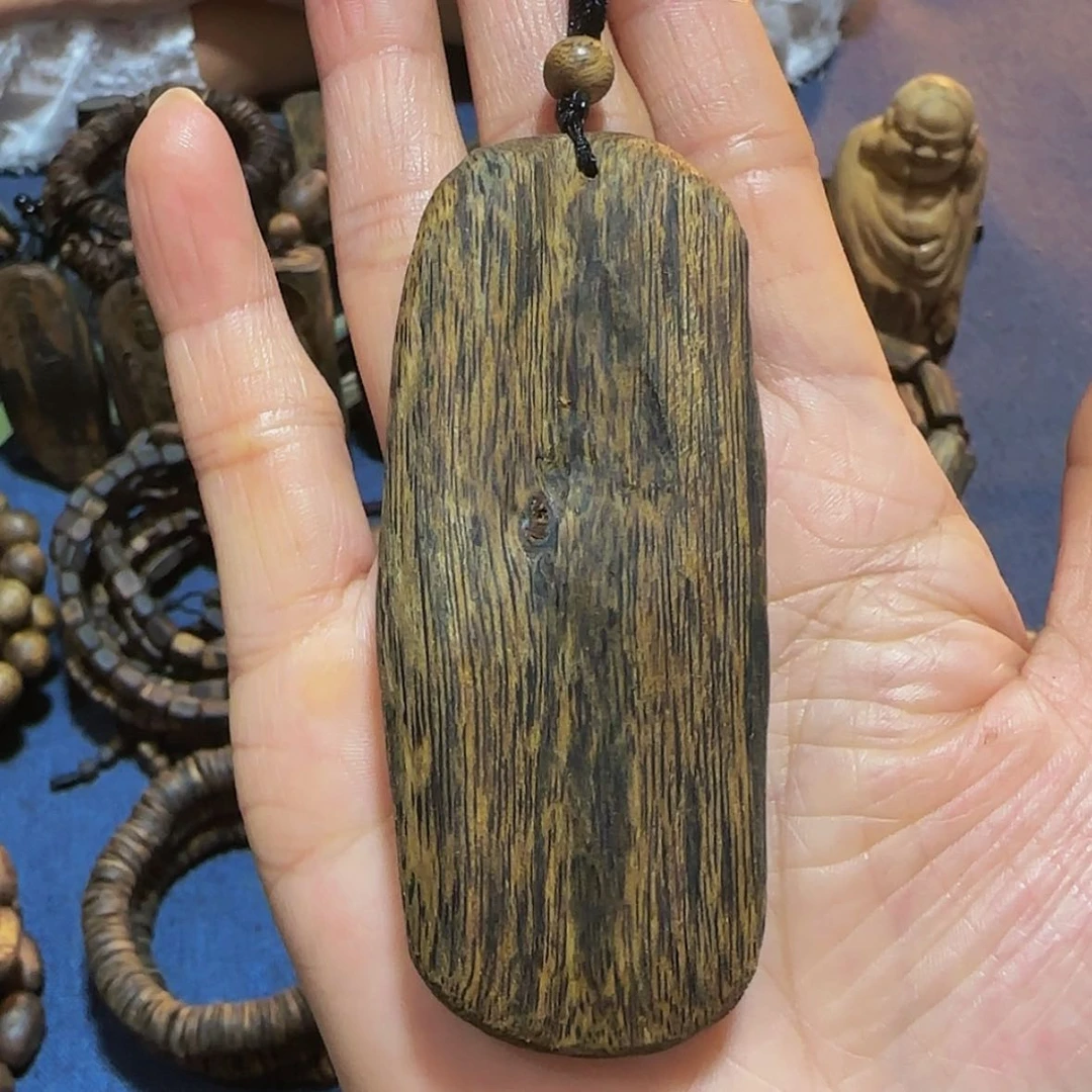 【闪购商品】沉香吊坠白奇乌身素牌带绳21.7克