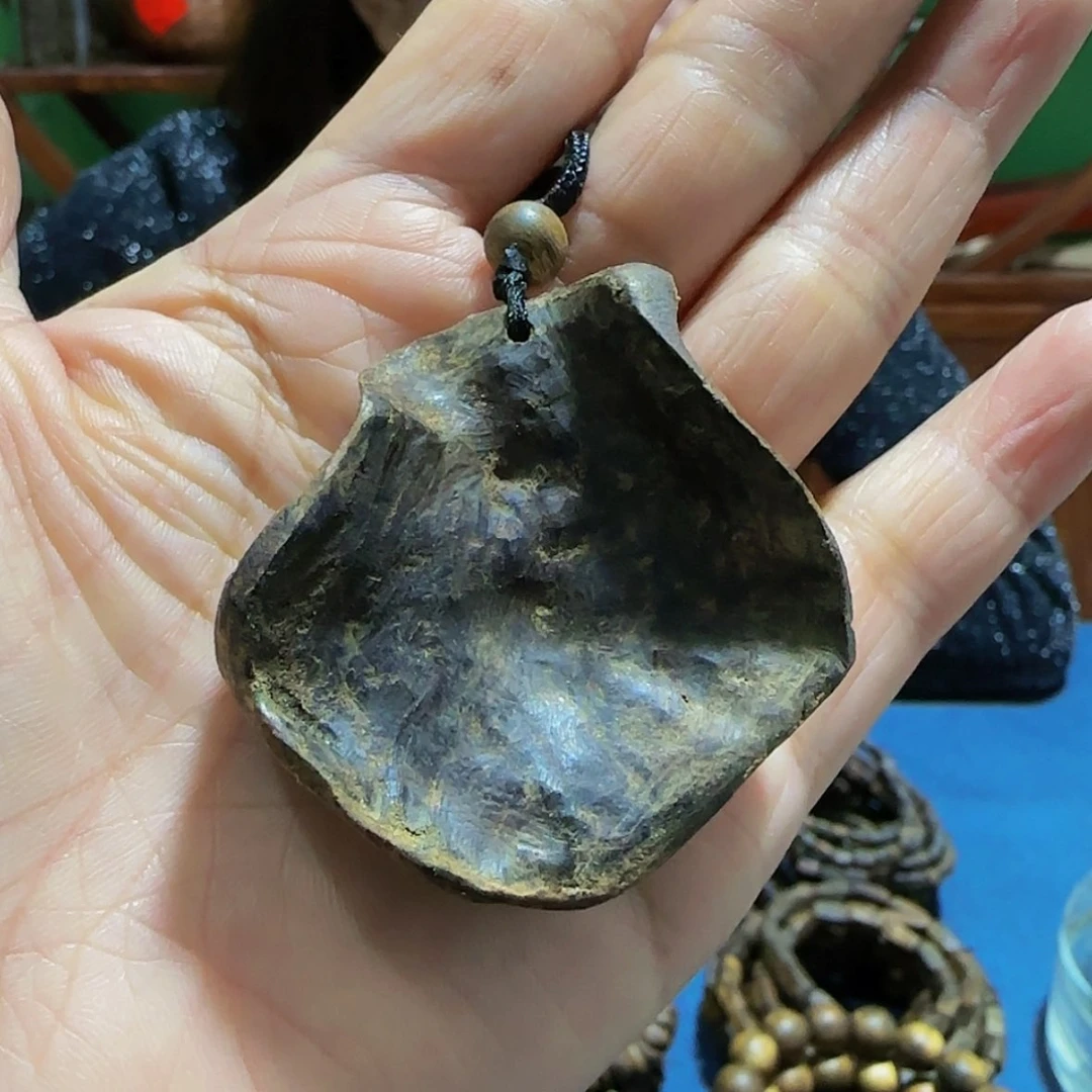 【闪购商品】沉香吊坠白奇乌身天然野老包头带绳子10.7克