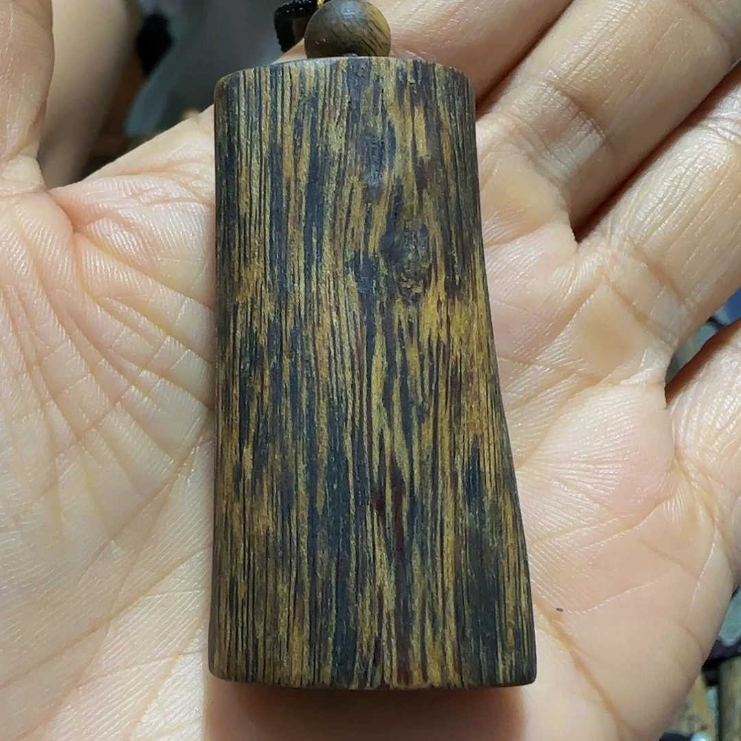 沉香吊坠海南白奇乌身老料素牌带绳10.7克
