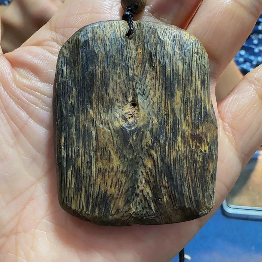 【闪购商品】沉香吊坠君***馆白奇乌身虫漏素牌带绳子15.5克