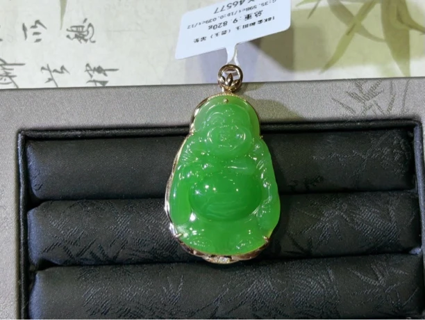 和田玉碧玉苹果绿18k金镶立佛。   36:25