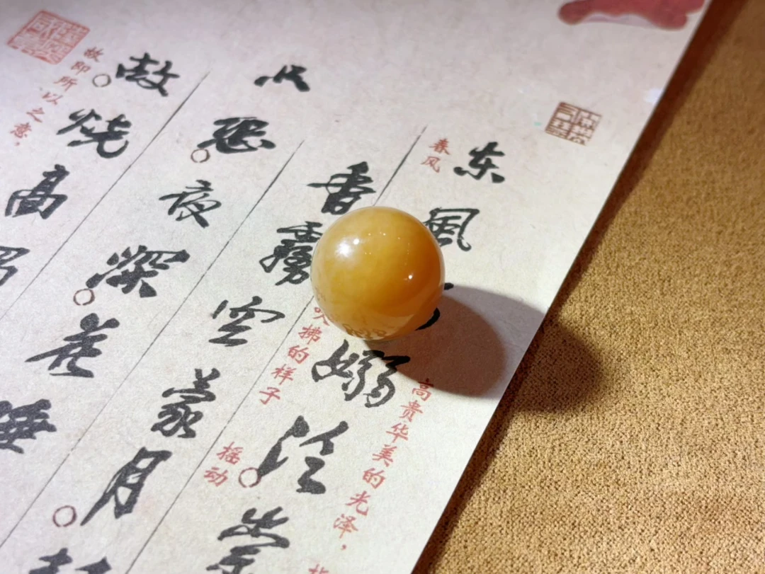 和田玉糖料糖色浓郁温润细腻珠圆玉润。单珠尺寸：16mm