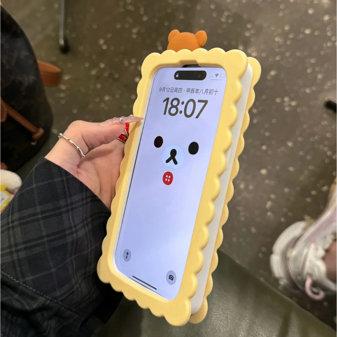夹心饼干轻松熊适用于苹果16promax硅胶15pro可爱手机壳13创意12
