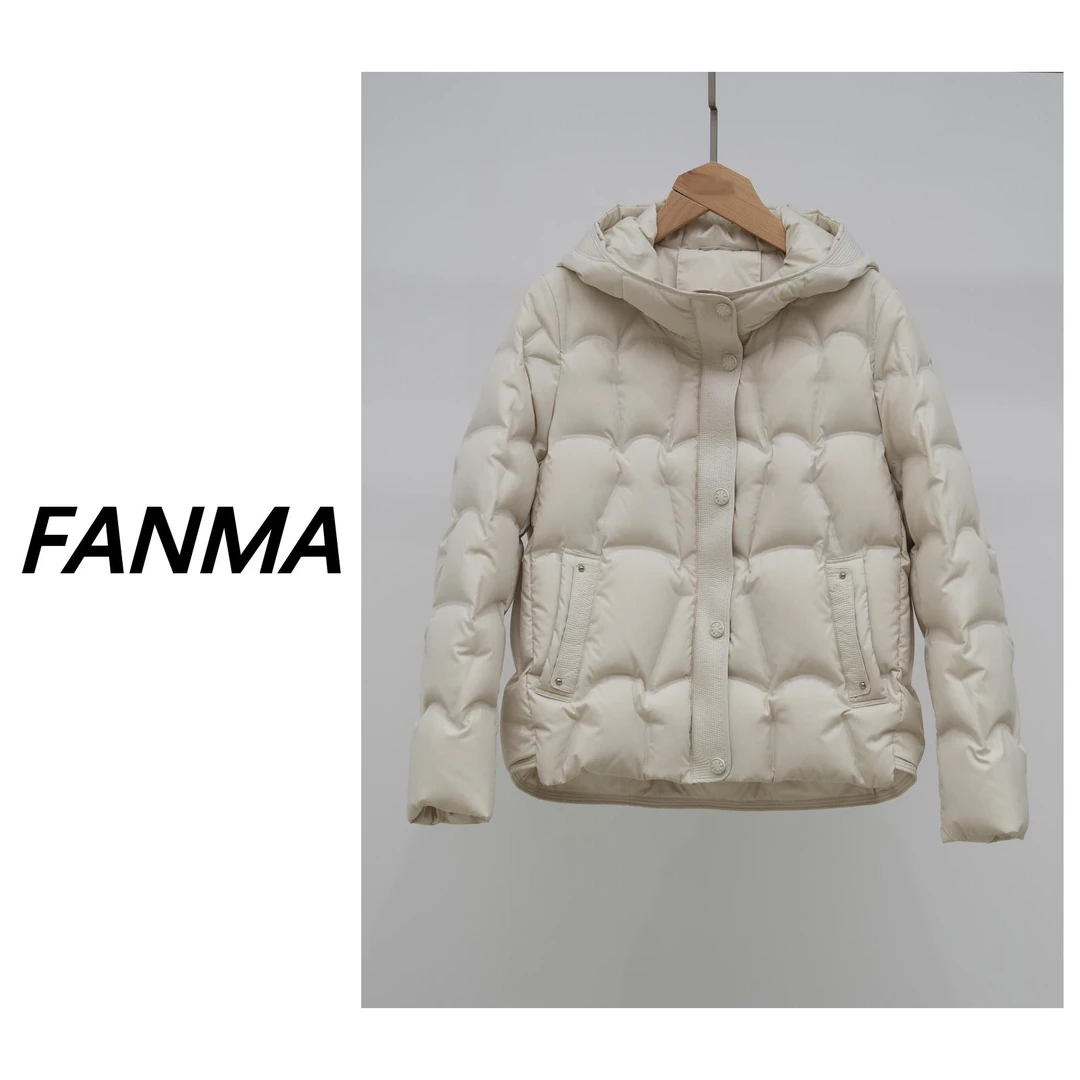 #90白鹅绒# 都市巡行系列短款连帽女装弧形压胶羽绒服 F228-19103