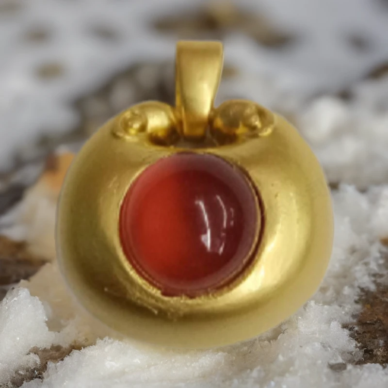 【喜喜珠宝】时尚红玉髓镶嵌合金小胖福吊坠赠链