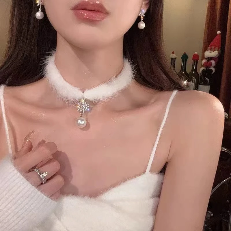 合金项链 秋冬毛绒白色毛毛项圈女颈带轻奢小众项链脖子配饰颈链