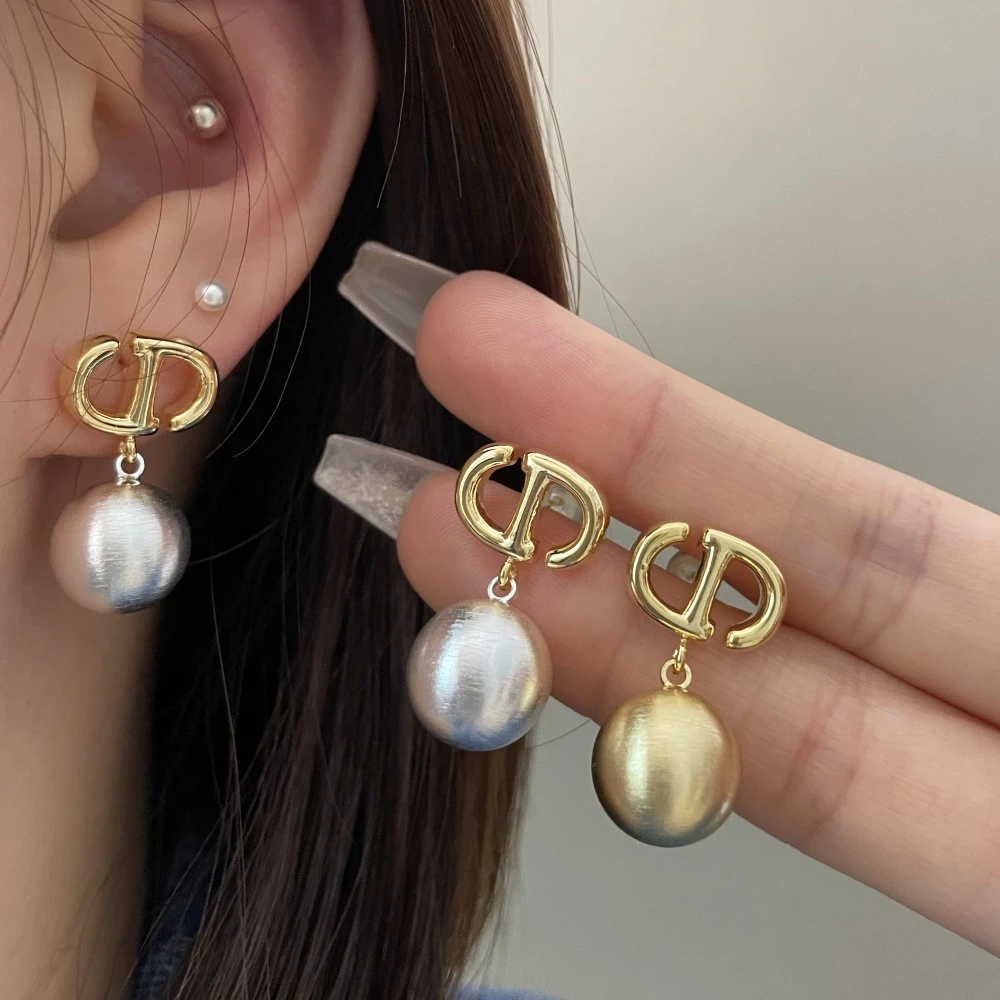 铜合金耳饰 2024新款轻奢高级感法式CD字母拉丝珍珠耳环气质名媛