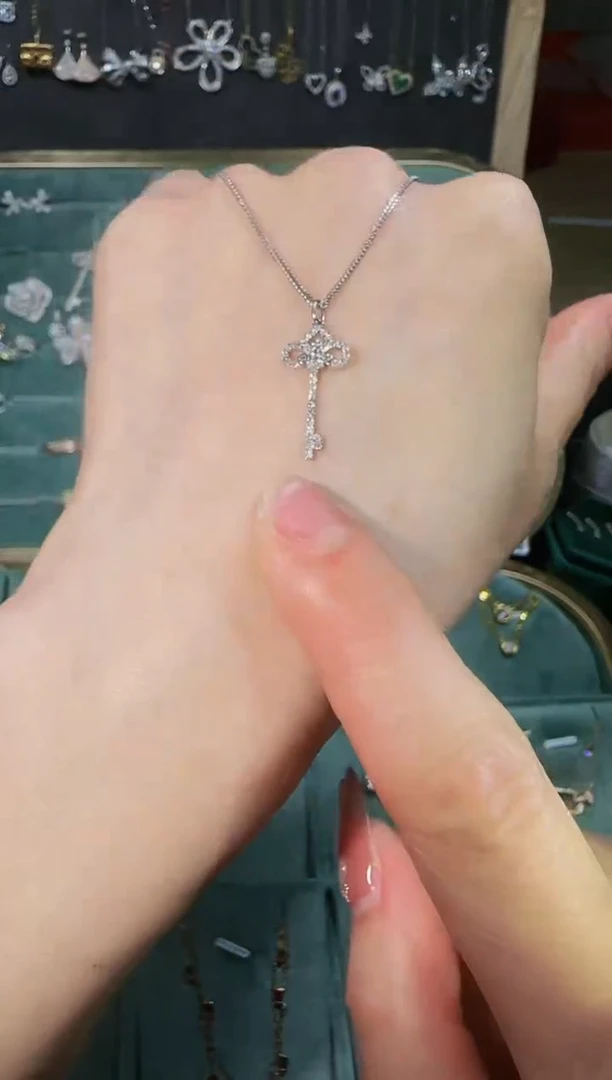 【闪购商品】钻石吊坠不含链18K金镶嵌精选01-小钥匙吊坠 白