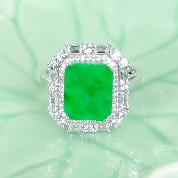 18K金镶嵌-天然翡翠A货精致轻奢满绿小方牌戒指