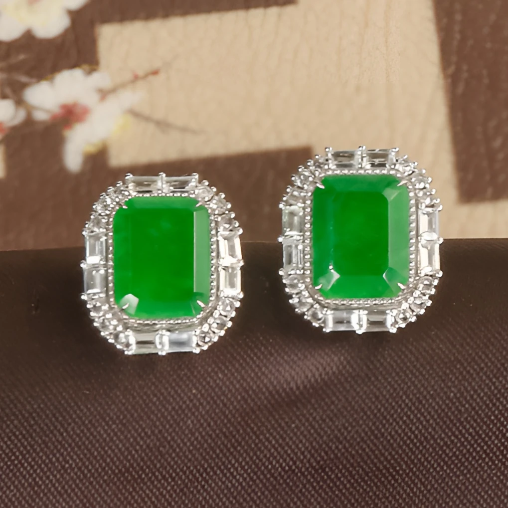 18K金满绿-大气豪镶龙石种无事牌翡翠耳钉一对