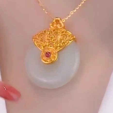 18k真金镶嵌-和田玉羊脂白豪镶公主扣点缀一点红吊坠