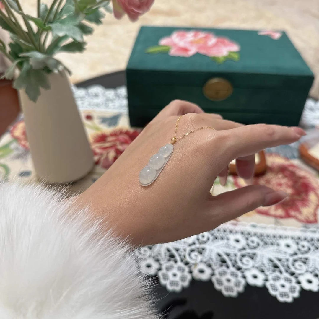 时尚18K翡翠冰豆子吊坠轻奢百搭精致镶嵌坠链气质可调节精美简约