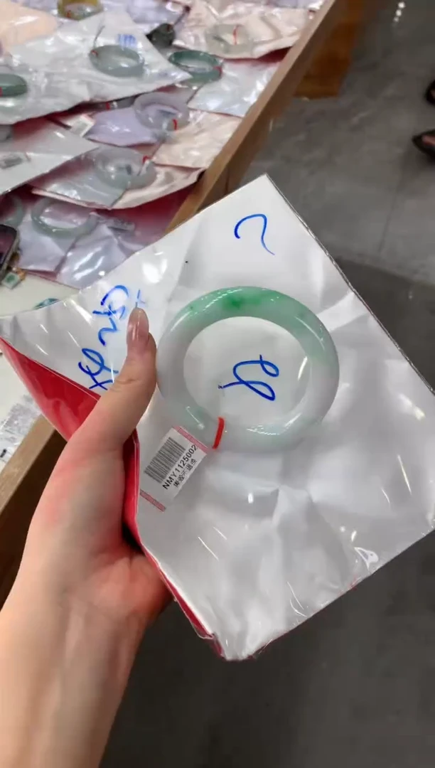 【闪购商品】翡翠手镯未镶嵌不退不换