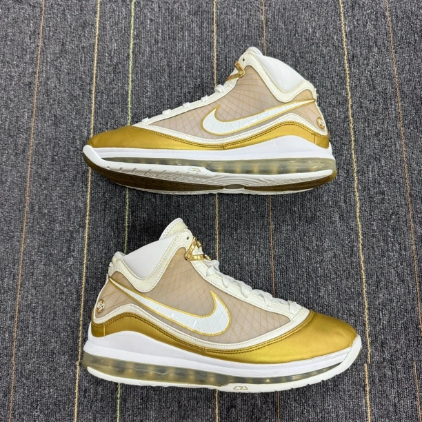 (44.5码)詹姆斯LBJ7篮球鞋/白金/配盒/CU5646-100公价1359