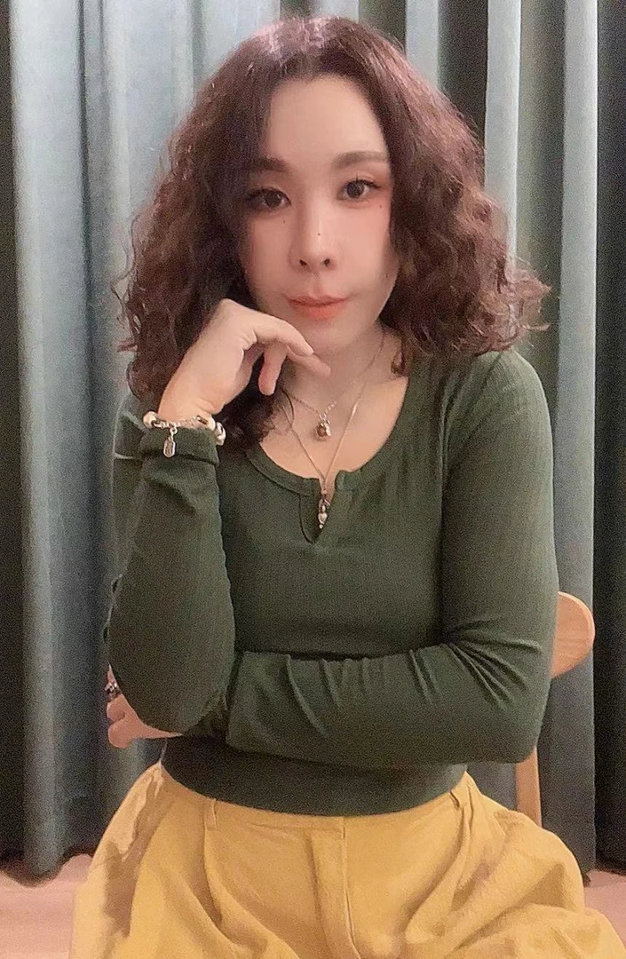 【Fresco原创穿搭】牛油果绿圆领开叉高腰体恤 220903022